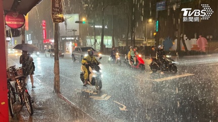 9縣市雨彈狂炸到明早　台北紫爆達「超大豪雨」