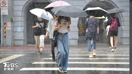 天鄭明典示警「意外強對流」！熱帶低壓壟罩　全天紅爆迎雨彈