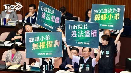 立院開議就亂鬥！白委癱瘓主席台趕走NCC官員：綠媒小弟出去