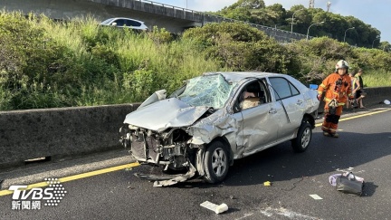 國1死亡車禍！2車追撞　女駕駛拋飛車外腦漿外溢亡