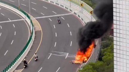 竹東陸橋火燒車！疑擦撞護欄　租賃特斯拉燒到剩骨架