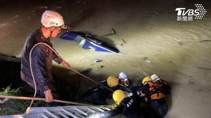 屏東河濱公園「轎車墜河」！7旬翁滅頂溺斃