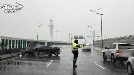 雨彈狂炸！快速道路千萬麥拉倫打滑　撞分隔島車頭全毀