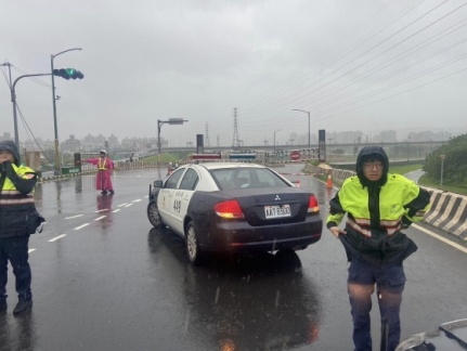 新北二重疏洪道路面積水　部分路段「只出不進」