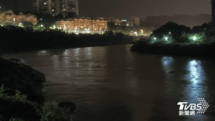 汐止暴雨！基隆河「水位快滿畫面曝」在地人嚇壞