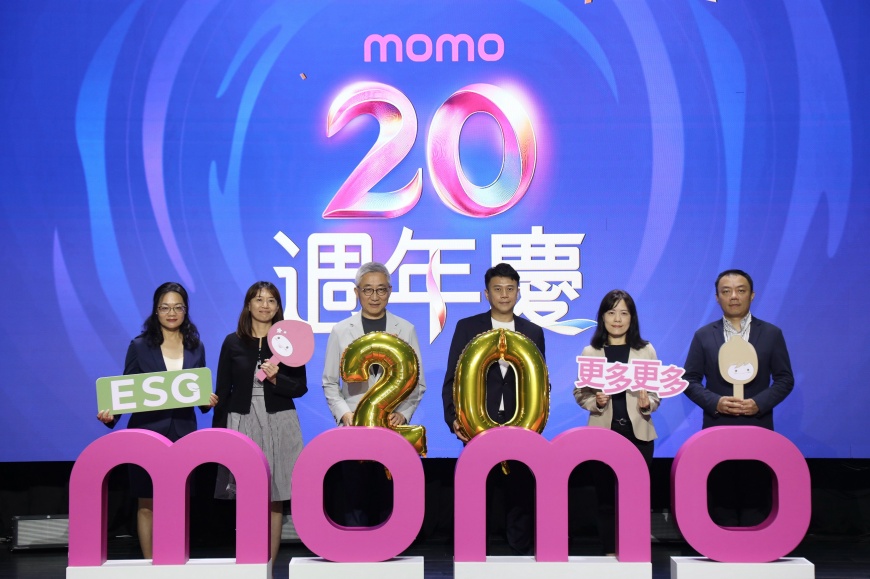 momo富邦媒啟動「20週年品牌轉型工程」，由momo總經理谷元宏(左三)率領經營團隊，揭開新一代的品牌識別設計與品牌標語。（圖／momo購物提供）