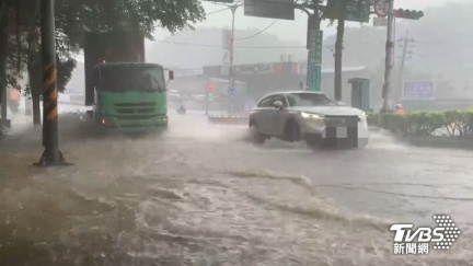 又淹了！大雷雨狂炸基隆　基金一路積水慘變「奶茶河」