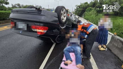 天雨路滑！台南BMW自撞橋墩「烏龜翻」4人掛彩