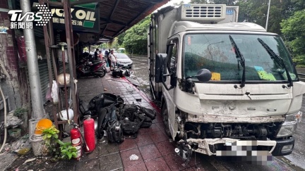 北市大同區貨車雨天打滑！車頭全爛連掃路邊6汽機車