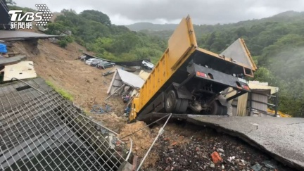 基隆清潔大樓後山崩！清潔車「直插土石」遭掩埋　一旁民宅懸空