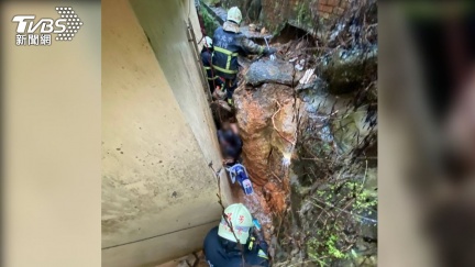 新北萬里暴雨灌倒擋土牆　1男遭土石夾困救援中