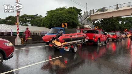 暴雨狂炸萬里！　員潭溪水暴漲救出1男1女