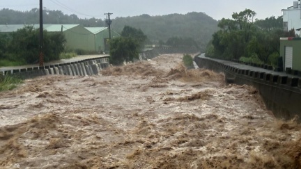 淡水暴雨狂炸！　路淹成河400多人待救