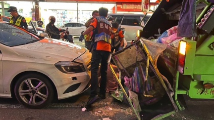 台南賓士疑恍神撞上路邊垃圾車　7路人衰遭波及送醫