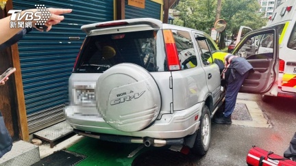 北市松山休旅車撞進土魠魚羹店！闆娘遭攤車壓傷　駕駛送醫不治