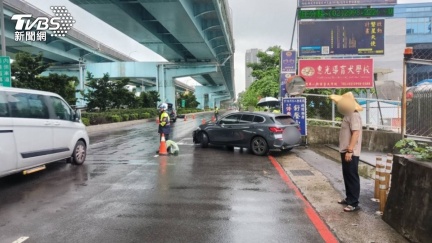 新莊嚴重事故！輔大女學生騎車遭汽車撞飛　頭部重創命危