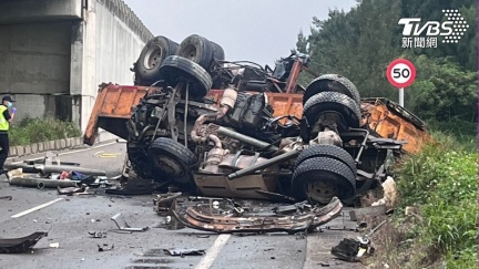 疑擦撞轎車！砂石車衝破台61高架墜落　駕駛命危送醫