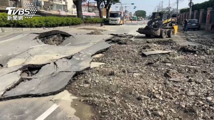 爆裂瞬間曝！水公司加壓彎頭脫落　彰化馬路被炸出洞