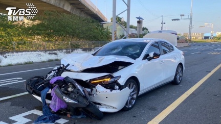 機車插進汽車頭！苗栗恐怖車禍　2人噴飛躺地無意識