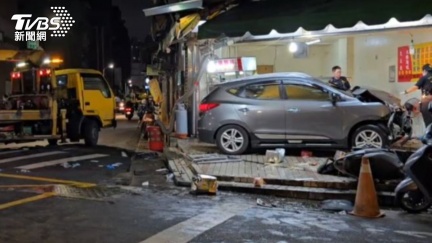 北市東湖重大車禍　目擊者還原當下「砰一聲」高速衝店