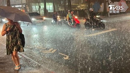 北北基豪雨特報！今晚雨彈炸開　出門小心全身溼答答