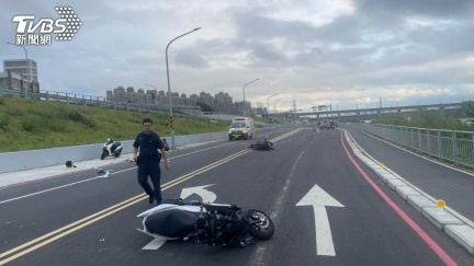 板橋死亡事故！2機車擦撞　18歲騎士噴飛猛撞燈桿身亡