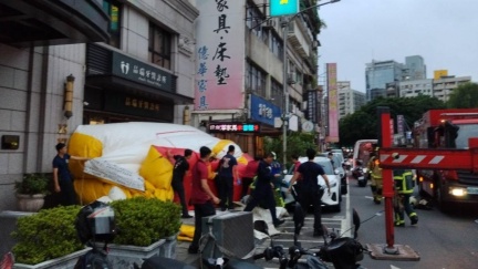 北市17歲少女墜樓　警消氣墊搶救她摔車頂命危