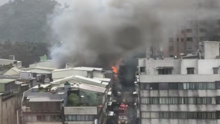 汐止好市多近處火警！交通大癱瘓　巷弄竄火「濃煙飄滿街」