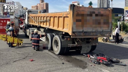 疑視線死角！彰化婦遭砂石車輾斃困輪下　機車粉碎變形