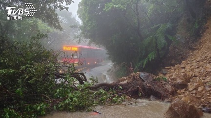 豪雨釀災！陽明山土石崩落　陽金公路成泥流雙向封閉