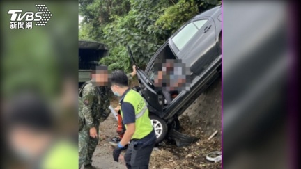 新竹轎車擦撞軍方交管人員　2人困車底車內