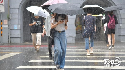 陸警最快明晨發　颱風康芮「邊跑邊增胖」觸陸時間曝