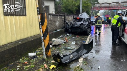 苗栗死亡車禍！車頭插進電桿解體　男駕駛不治