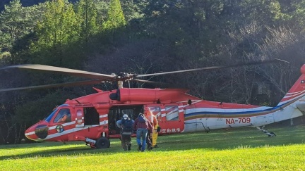 颱風受困！南投4獵人「失聯2天」找到了　直升機吊掛下山