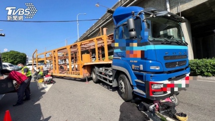 台中驚悚車禍！女騎士與聯結車碰撞　骨盆變形無心跳搶救