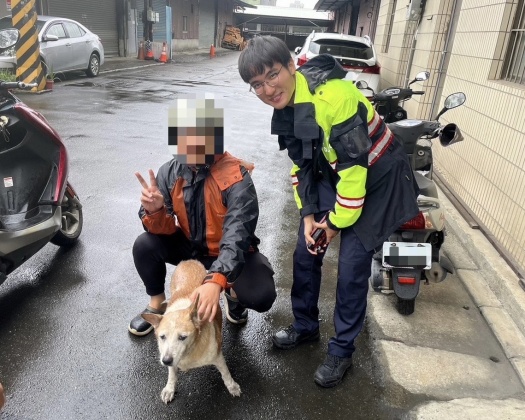 熱心警員幫助民眾在雨天中尋回愛犬。（圖／TVBS）