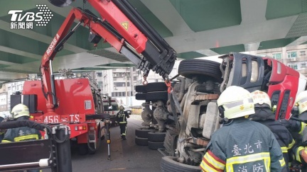 北市水源快速道路往師大　水泥車翻覆駕駛昏迷受困