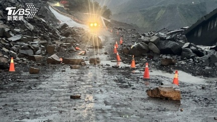 天兔颱風襲高屏「暴雨轟炸」　明霸克露橋便道又斷了