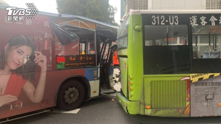 北市女騎士擦撞公車「捲車底命危」　車上12名乘客送醫