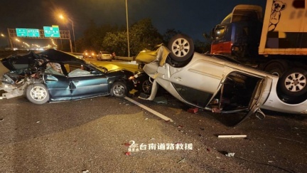 國1重大車禍！多車撞成一團2人受困　現場畫面曝