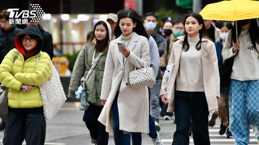 Cold wave hits northern Taiwan, temperatures drop sharply (TVBS News) Cold wave hits northern Taiwan, temperatures drop sharply