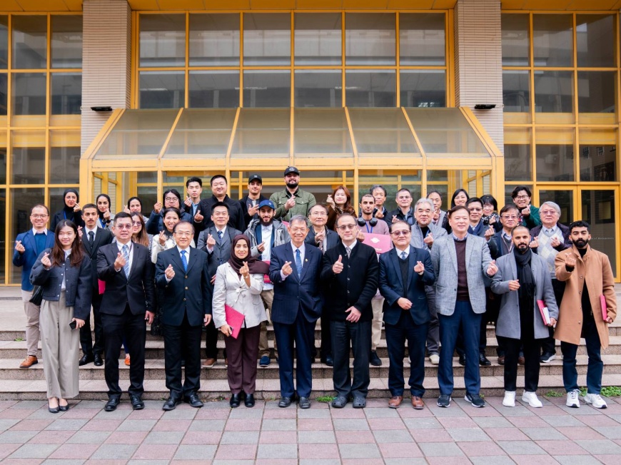 阿曼半導體研習班學員完成在台兩週培訓課程，與出席結業式的外交部鄧盛平公使、國合會李志宏副秘書長、阿曼官員代表等貴賓，及明新科大林啓瑞校長、半導體基地老師合影