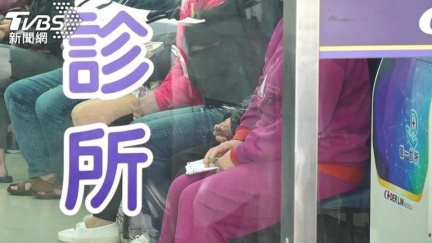 一家大小進診間新冠快篩全兩條線　醫驚：不驗不知道