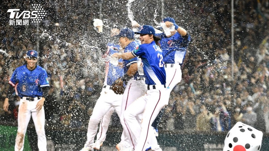 中華隊球員們在投手丘上歡慶勝利，場面溫馨感人。（圖／胡瑞麒攝）