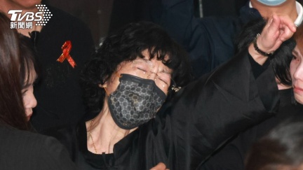 柯文哲血尿半夜痛醒！小草憂心阿北身體　陳佩琪急拜託1事