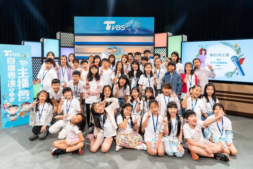 TVBS自信表達主播營夏令營招生開跑，祭出揪團方案每人最高可省 4,000 元。中為主播詹舒涵。 照片╱TVBS提供