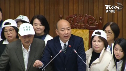 不滿新黨拿記者證進立院！綠委衝主席台　韓國瑜動怒開嗆