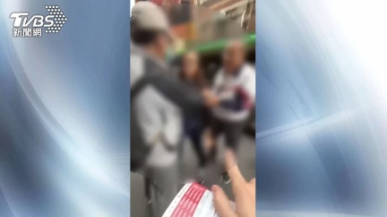 大罷免激化！藍宣講場被嗆「一次斃命」　綠連署站被丟石頭