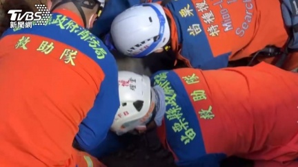 苗栗土石坍塌！工人被埋3公尺　開挖2小時尋獲已無心跳