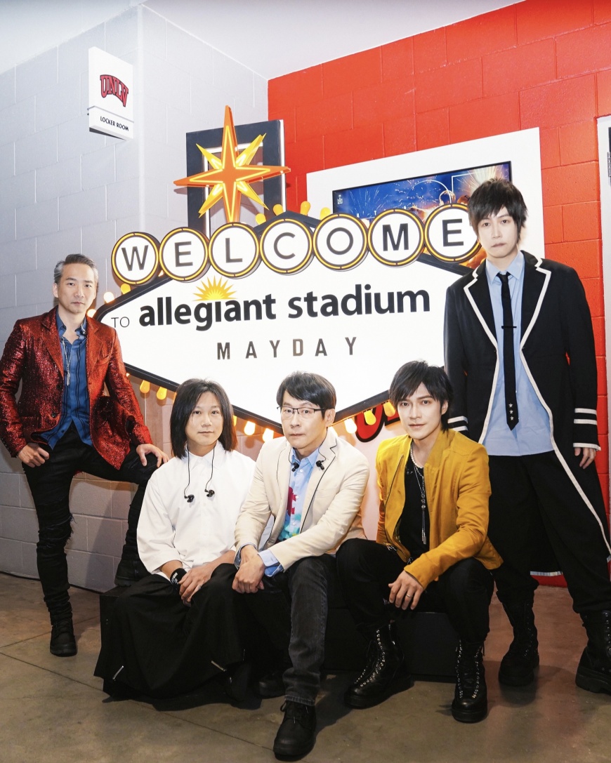 五月天在Allegiant Stadium後台留下紀念合照。（圖／相信音樂提供）